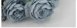 Macro detail van kunstmatige grijsblauwe pioenroosblaadjes met realistische stoftextuur