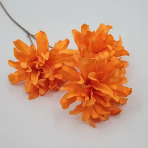 Tres cabezas de dalias artificiales naranjas realistas con tallos largos para bodas