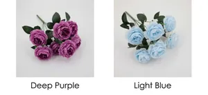 Vue détaillée de bouquets de pivoines artificielles en soie violet foncé et bleu clair