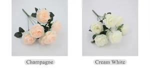 Détail de bouquets de pivoines artificielles en soie champagne et crème avec feuilles