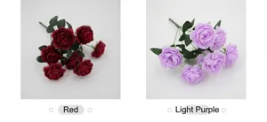 Détail de bouquets de renoncules en soie artificielle en rouge et violet clair avec feuilles