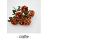Vue détaillée de roses artificielles en soie marron café avec sept têtes et feuilles vertes