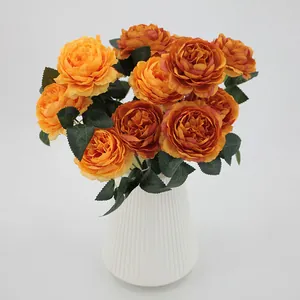Kunstmatig boeket van 7 oranje pioenrozen en rozen in witte vaas voor decoratie