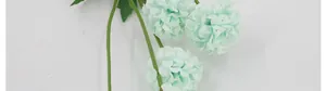 Detail van kunstmatige muntgroene paardenbloem bloemen met realistische stelen en bladeren