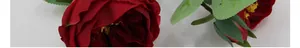 Macro-detail van dieprode kunstmatige Austin roos met realistische zijden bloembladen