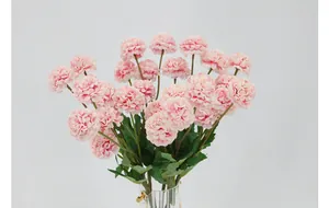 Detailweergave van roze kunstanjers in een glazen vaas voor decoratie van het interieur