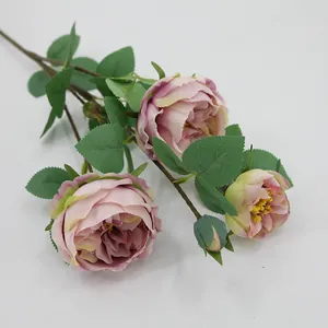 Realistische kunstmatige Austin-roos met roze zijden bloembladen en groen blad voor bruiloft