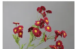 Detailansicht künstlicher roter Seidengänseblümchen für Heim- und Hochzeitsdekorationen