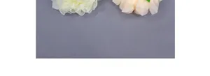 Makroaufnahme künstlicher Pfingstrosenköpfe in Creme und Rosa für DIY-Handwerk