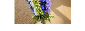Détail de fleurs de delphinium artificielles multicolores aux pétales et feuilles réalistes