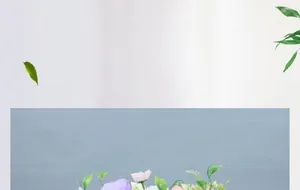 Dettaglio di un bouquet di peonie in seta con boccioli colorati e foglie verdi artificiali