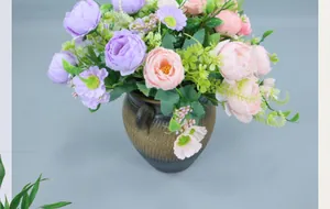 Vista dall'alto di bouquet di peonie viola in vaso di argilla per decorazioni