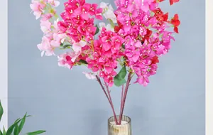 Détail de fleurs de bougainvillier artificielles en soie avec des pétales réalistes en vase
