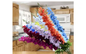 Détail de fleurs de delphinium en soie multicolores dans un décor de cuisine chaleureux