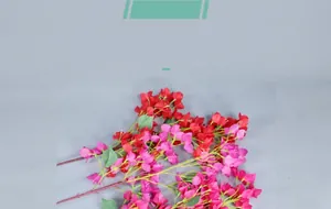 Detail van rode en paarse zijden bougainvillea-takken met realistische stoffen bladeren