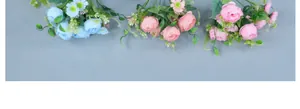 Primo piano di peonie e rose artificiali blu e rosa con foglie verdi realistiche