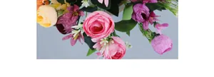 Gros plan de roses et pivoines artificielles pour une décoration florale de mariage