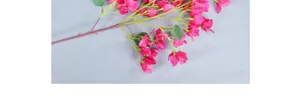 Vue détaillée de bougainvilliers artificiels magenta vif avec des feuilles vertes naturelles