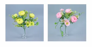 Dettaglio bouquet di peonie artificiali giallo e rosa scuro in vaso di vetro