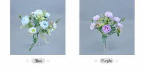Vista dettagliata di bouquet di peonie artificiali blu e viola in vasi di vetro
