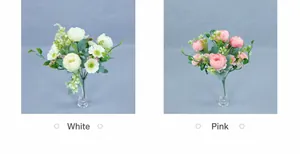 Dettaglio di bouquet di peonie di seta bianche e rosa champagne in vasi di vetro