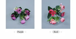 Détail de bouquet de roses artificielles bicolores avec fleurs violettes et rouges