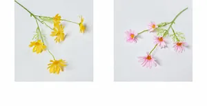 Dettaglio di margherite artificiali realistiche in giallo e rosa con petali di seta