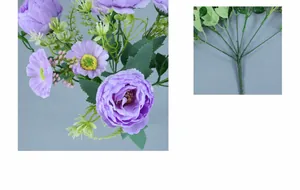 Dettaglio di un bouquet di peonie artificiali viola con fiori pieni e foglie verdi vivaci