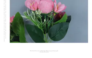 Gros plan de roses artificielles roses avec feuilles dentées sur fond gris foncé