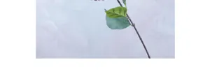 Dettaglio dei petali di ortensia in seta rosa e viola con texture realistica delle foglie