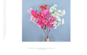 Détail de bouquets de bougainvilliers en soie colorés en vase pour déco intérieure