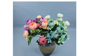 Gros plan d'un bouquet de roses artificielles dans un vase en céramique marron texturé