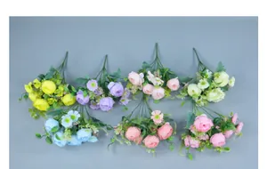 Dettaglio di mazzi di peonie di seta multicolori per decorazione della casa