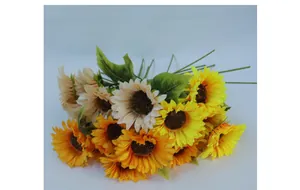 Detailopname van kunstmatige zonnebloemkoppen met stoffen blaadjes in geel en oranje