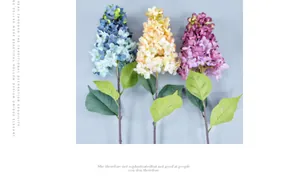 Dettaglio di tre ortensie a pagoda artificiali nei colori blu, giallo e viola