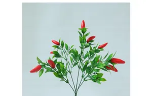 Detalle de ramo de chiles rojos artificiales con hojas verdes para decoración del hogar