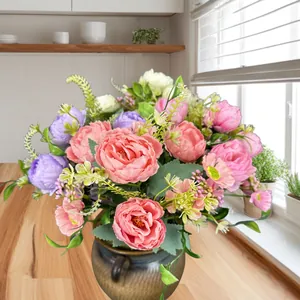 Bouquet di peonie artificiali con fiori di seta rosa e viola in un vaso di ceramica