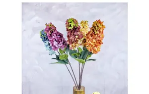 Dettaglio dei petali di ortensia in seta multicolore con foglie verdi realistiche