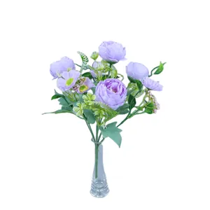 Bouquet di peonie artificiali viola in un vaso di vetro a coste per la casa
