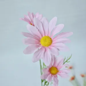 Lebensechte rosa Seidengänseblümchen mit gelben Staubgefäßen für Hausdeko