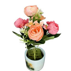 Bouquet de roses et pivoines artificielles en pot de céramique pour décor de mariage
