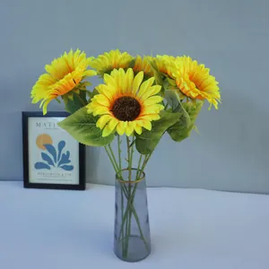 Realistische kunstzonnebloemen in grijze glazen vaas voor huis- en bruiloftsdecor