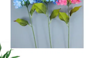 Nahaufnahme blauer und rosa künstlicher Hortensien mit realistischen Blüten und Blättern