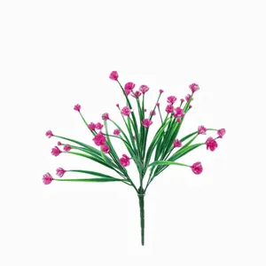 Ramo de flores artificiales de eucalipto rosa con hojas verdes para decorar sobre blanco