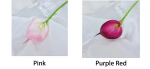 Gedetailleerde weergave van roze en purperrode kunstmatige calla lelies op zijden stof
