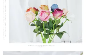 Detail von bunten künstlichen Mini-Calla-Lilien-Sträußen für Haus- und Hochzeitsdeko