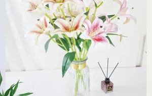 Détail de lys roses réalistes imprimés en 3D dans un vase en verre pour décoration