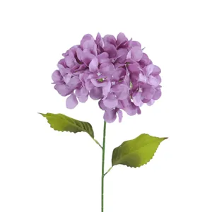 Naturgetreue lila künstliche Hortensie mit dichten Blütenblättern und grünen Blättern auf Weiß