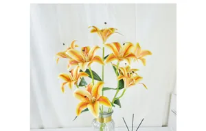 Détail de pétales de lys tigré en PU imprimés en 3D avec taches réalistes en vase