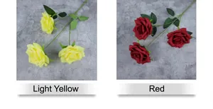 Detailansicht von künstlichen Rosen in Hellgelb und Rot mit grünen Blättern